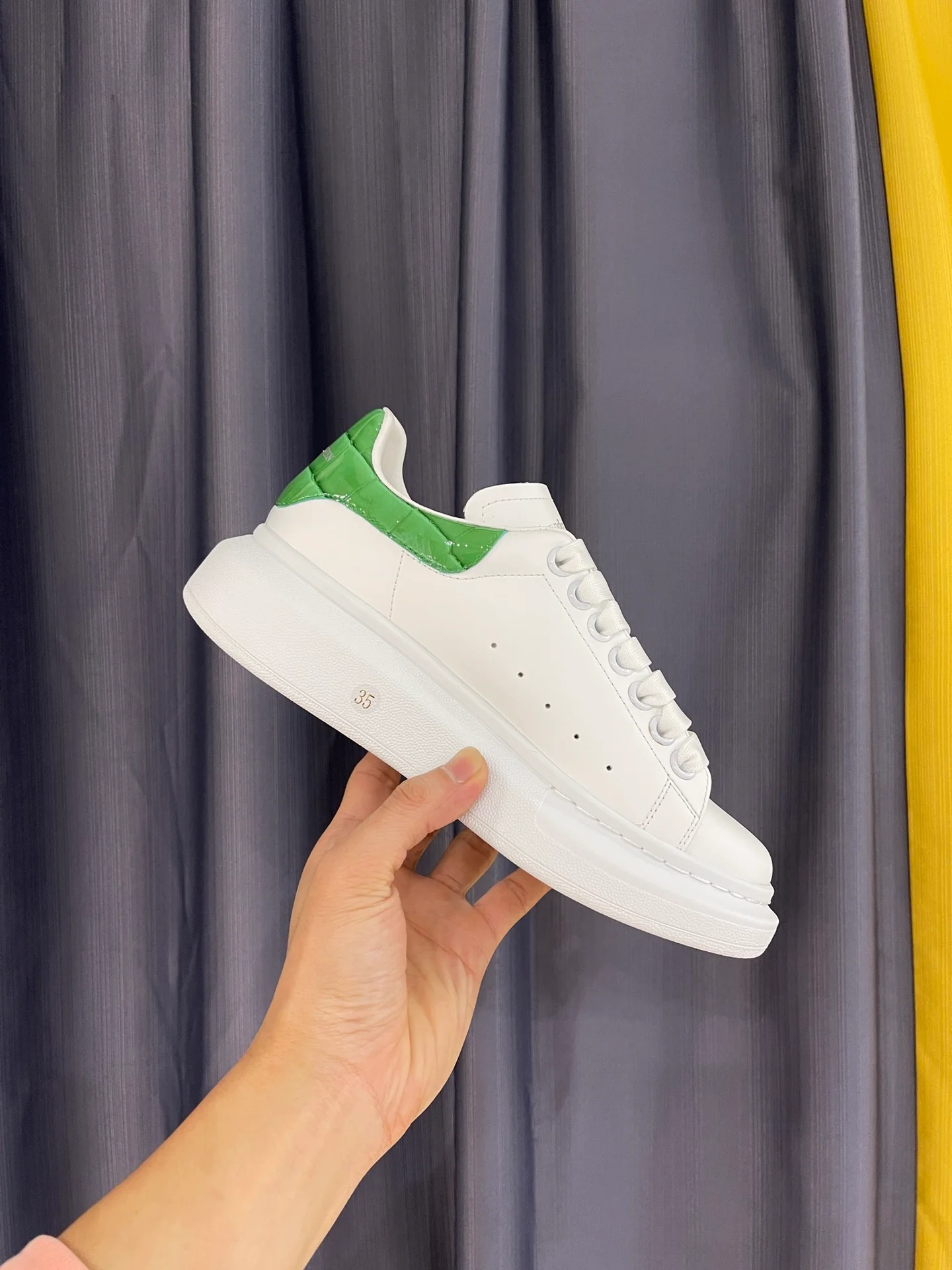 Классические белые кроссовки McQueen - унисекс - зеленая лакированная кожа, каблук с текстурой под камень.