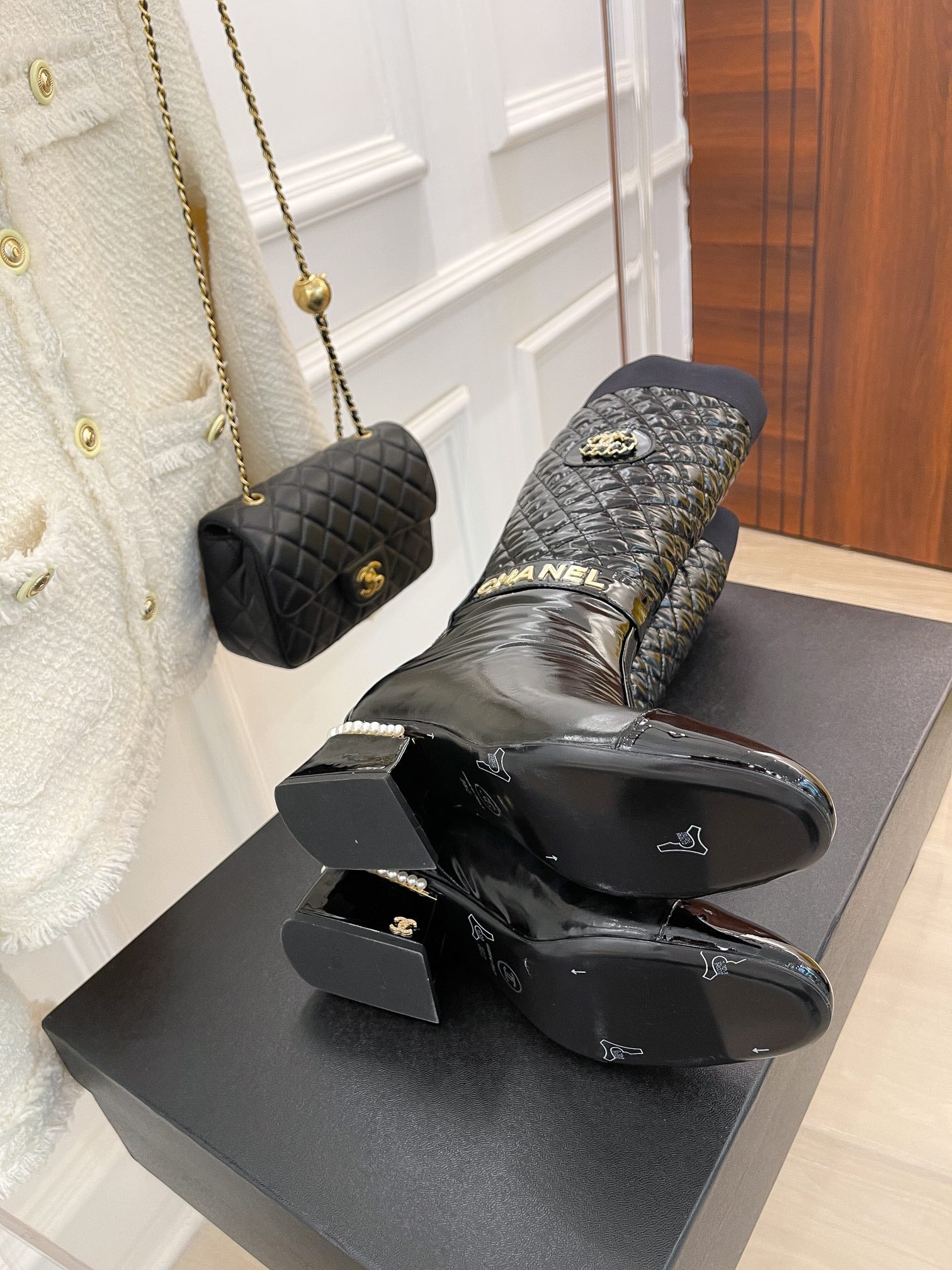 Новинка сезона осень/зима 2022 от Chanel — клетчатые высокие сапоги.