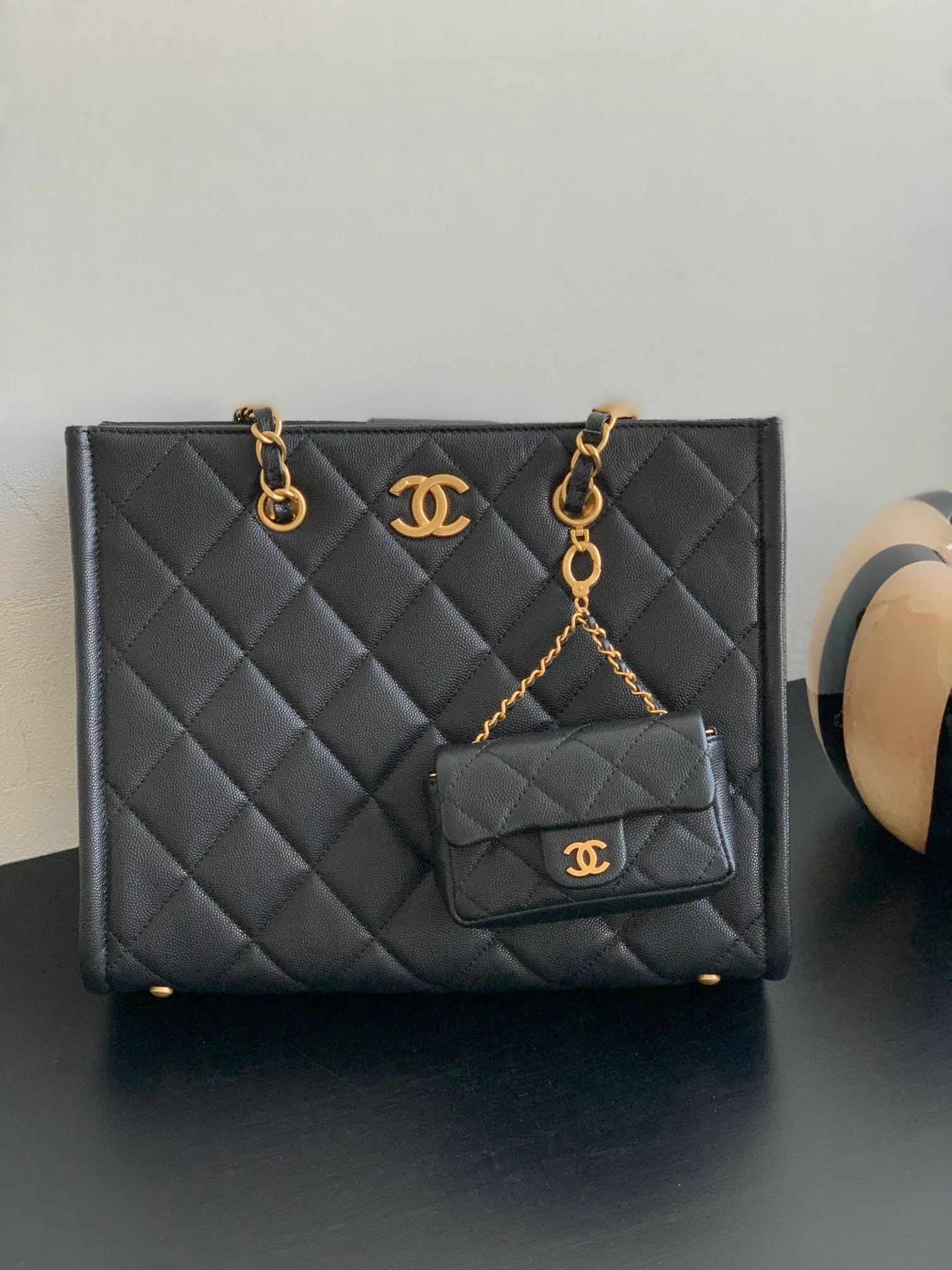 Сумка-тоут Chanel Two-in-One Letter Tote Bag - черная
