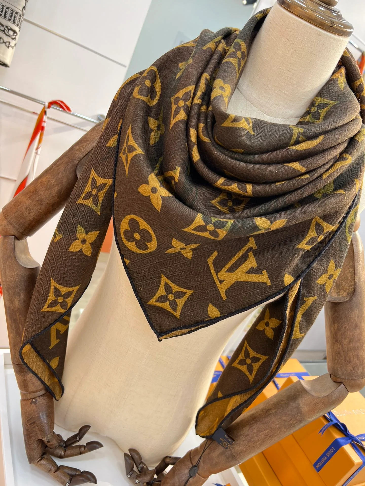 Большой двусторонний бархатный платок LV - 140 см - 003