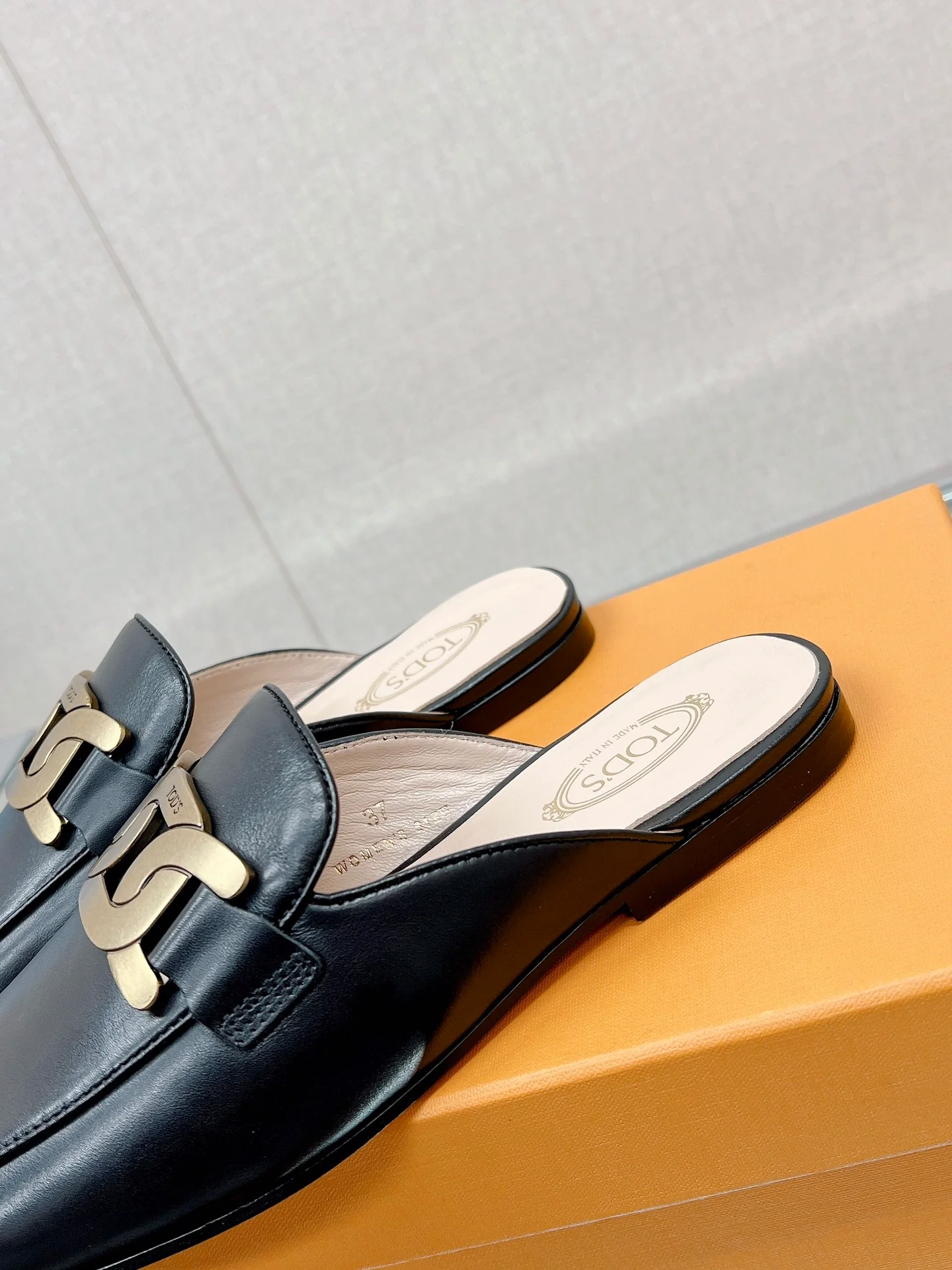 Весенняя коллекция Tods 2023 — плоские тапочки в ретро-британском стиле.