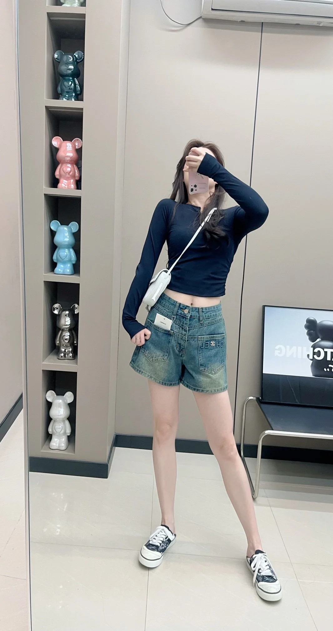 Джинсовые шорты Chanel 2403 с высокой талией и двумя карманами.