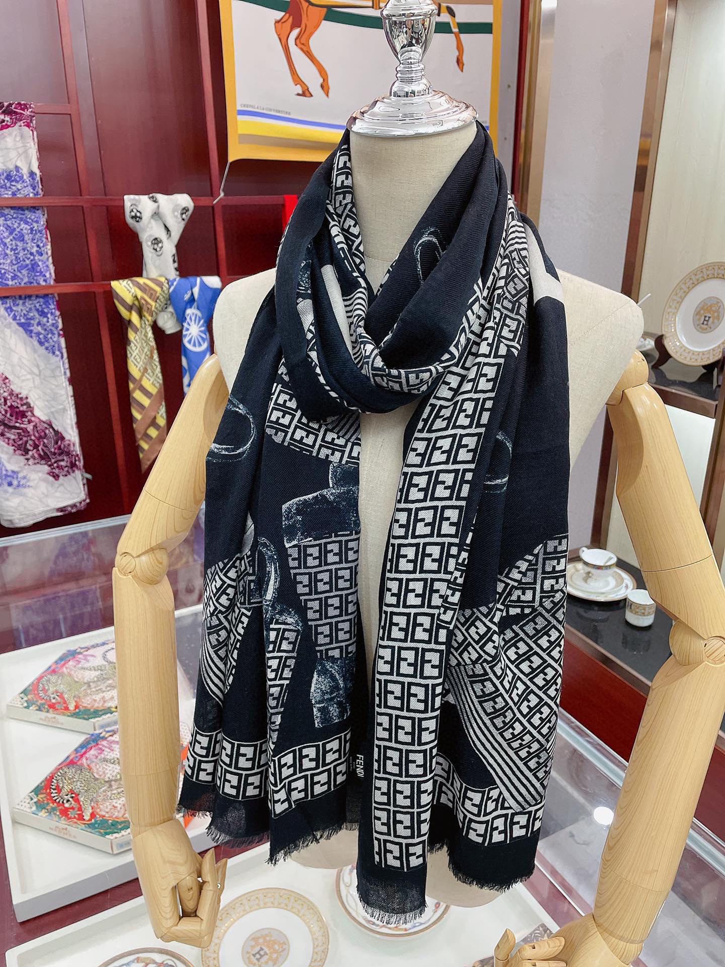 Кашемировый шарф Fendi - большой квадратный шарф