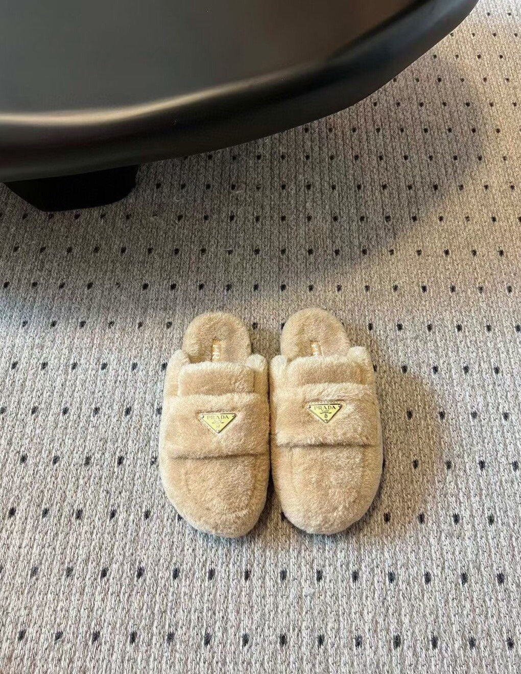 Новинка сезона осень/зима 2023 от Prada - Меховые тапочки с мягким носком - Абрикосовый цвет