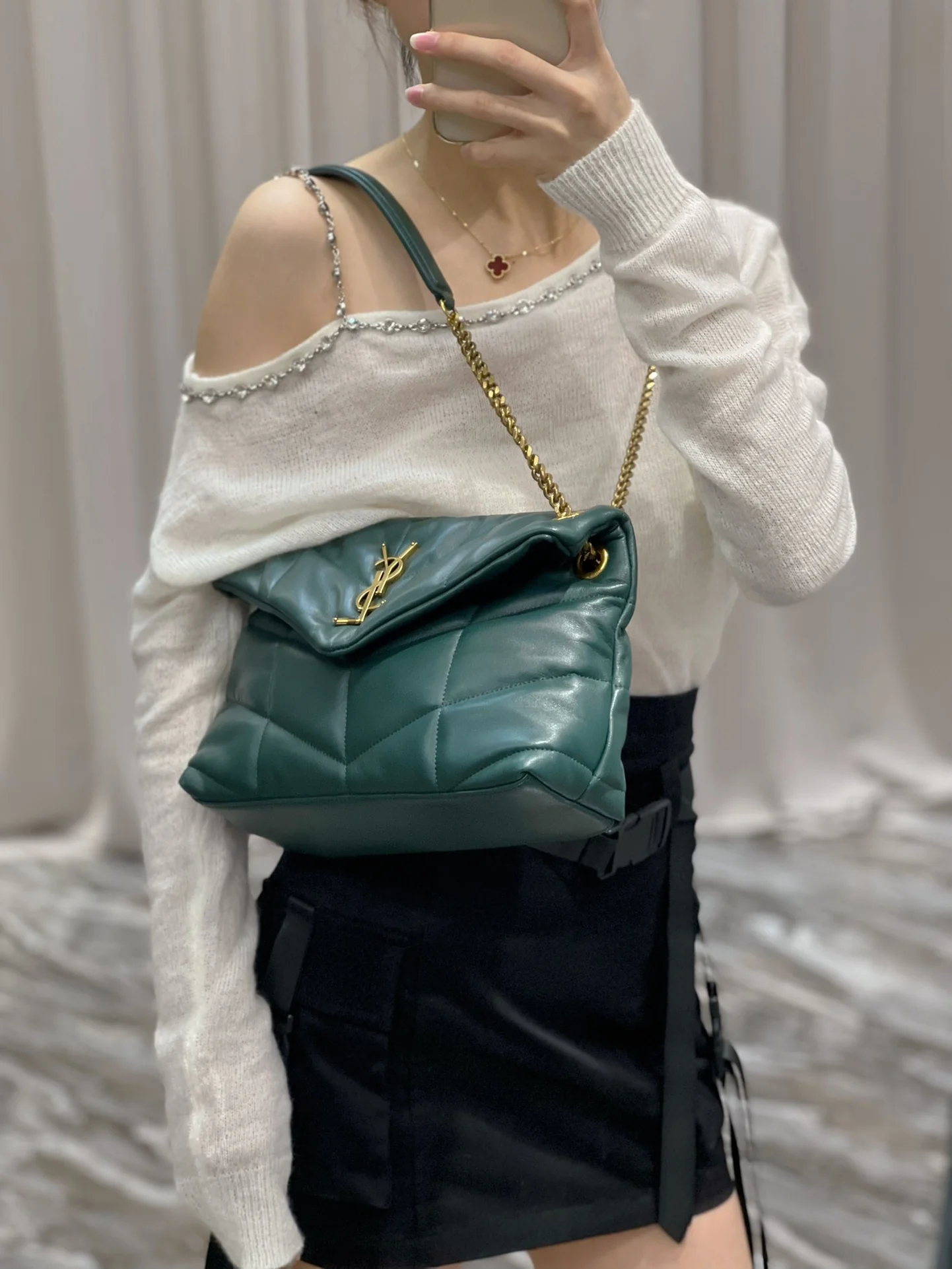 Стеганая сумка YSL из овечьей кожи — темно-зеленая с золотой фурнитурой — овечья кожа — 29 см — На фото: сумка в носке