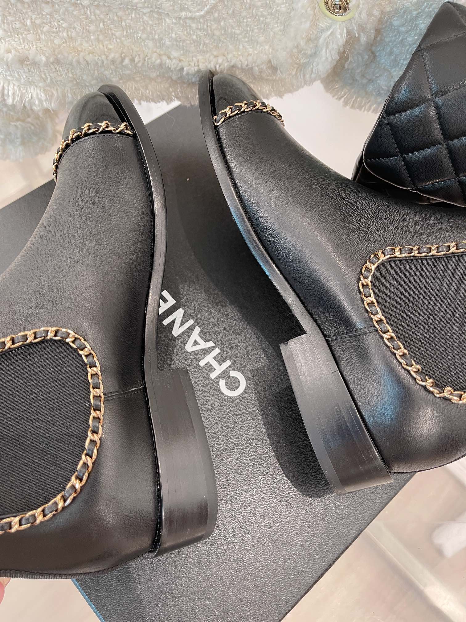 Новинка сезона осень/зима 2023 от Chanel - Ботильоны на массивном каблуке с цепочкой - 3 см - с боковой застежкой (черные)