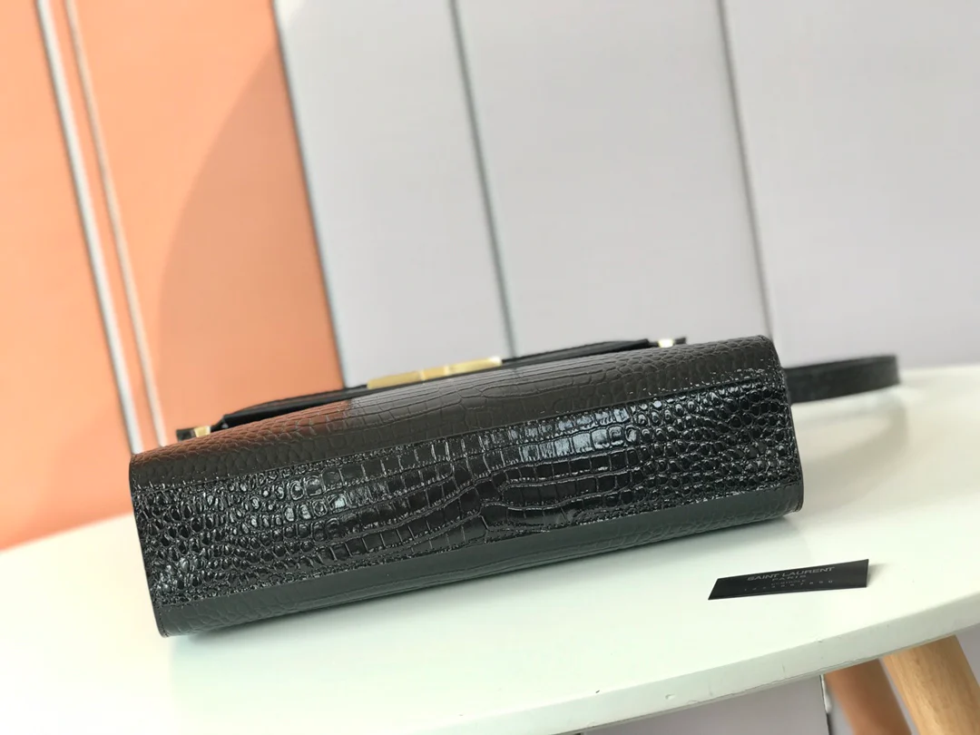 Сумка YSL Manhattan - фурнитура из золотистого материала с тиснением под крокодиловую кожу.