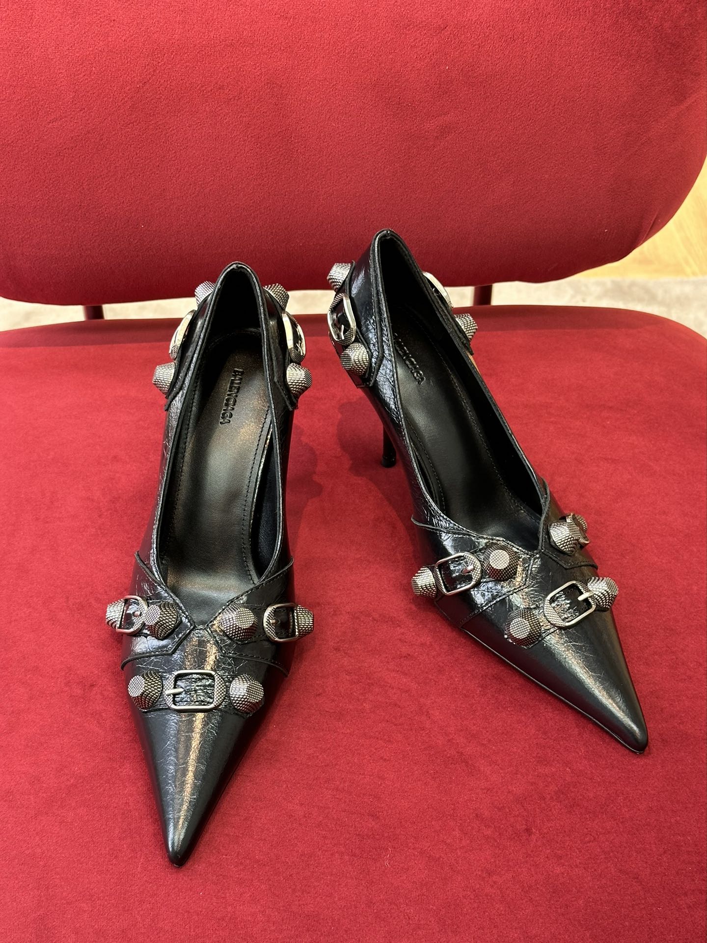 Balenciaga Весна/Лето 2023 - Туфли на высоком каблуке с заклепками