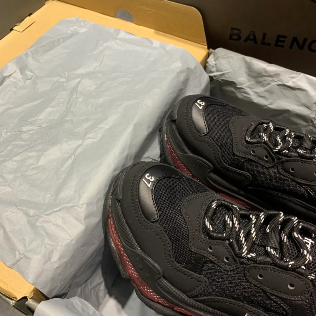 Li Shi - Папины кроссовки - Черно-красные