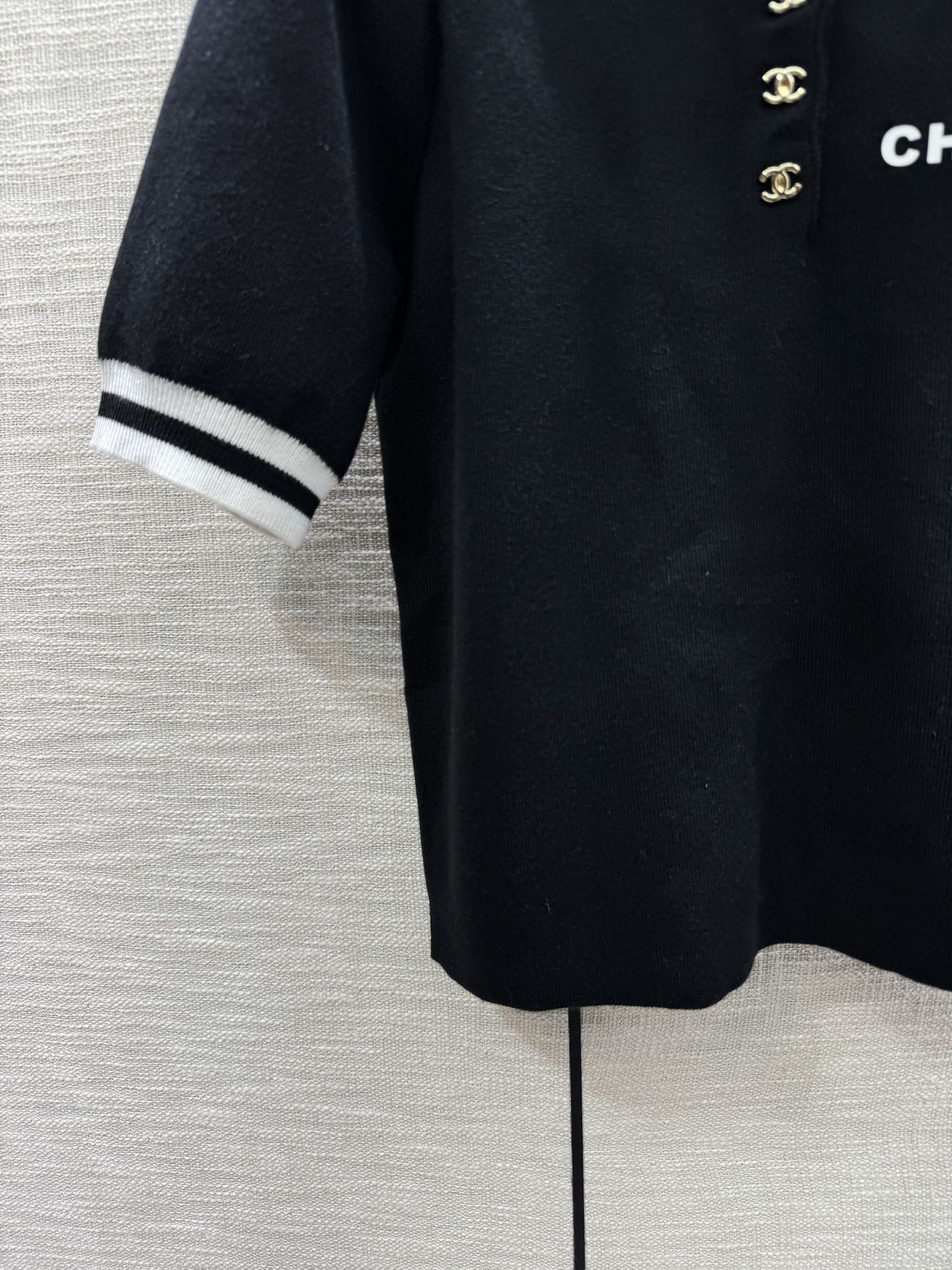 Вязаная футболка Chanel 2403 с коротким рукавом и воротником-поло - черная