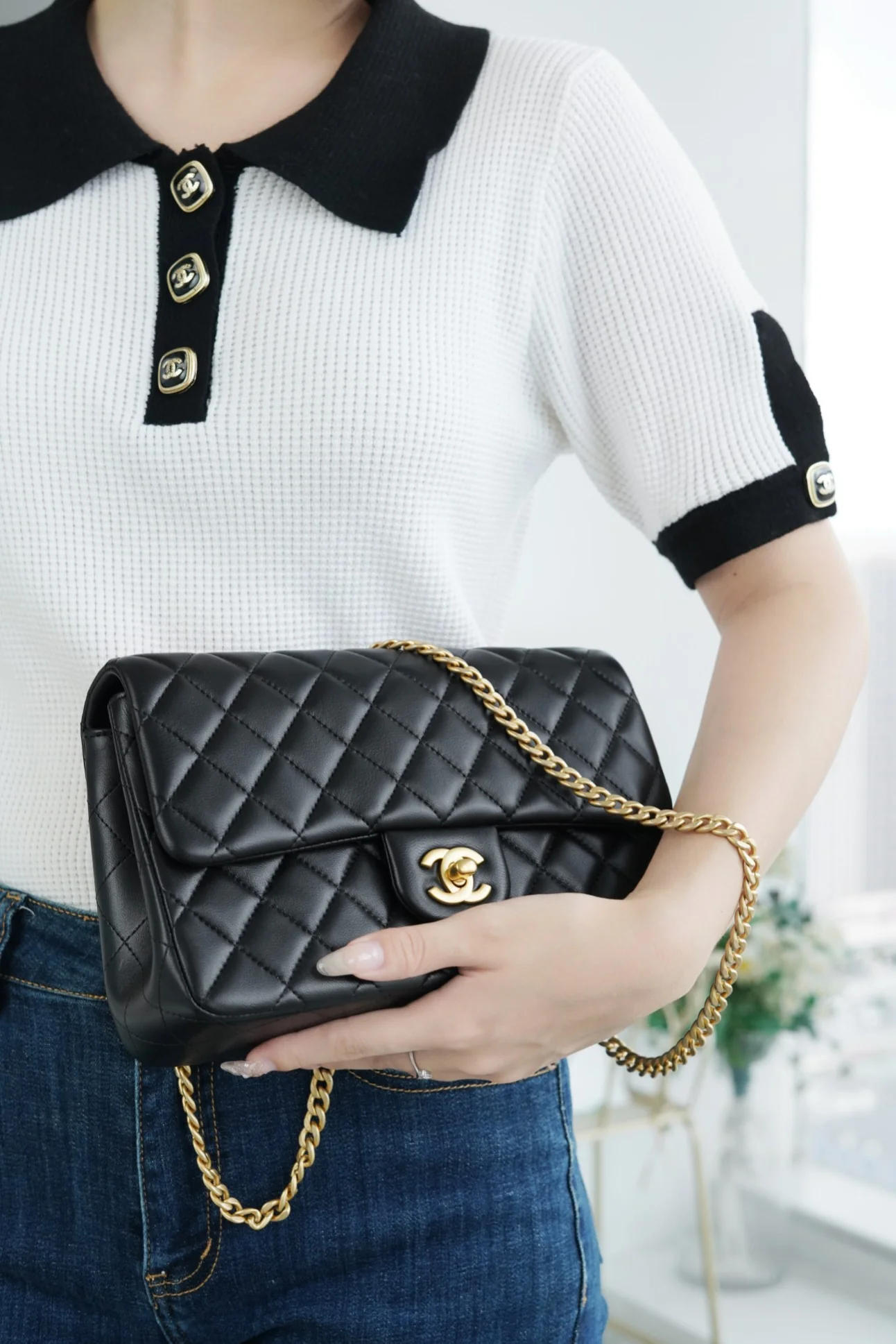 Коллекция Chanel Весна/Лето 2023 - Сумка с регулируемой пряжкой Camellia - CF Flap Bag - Черная - Маленькая