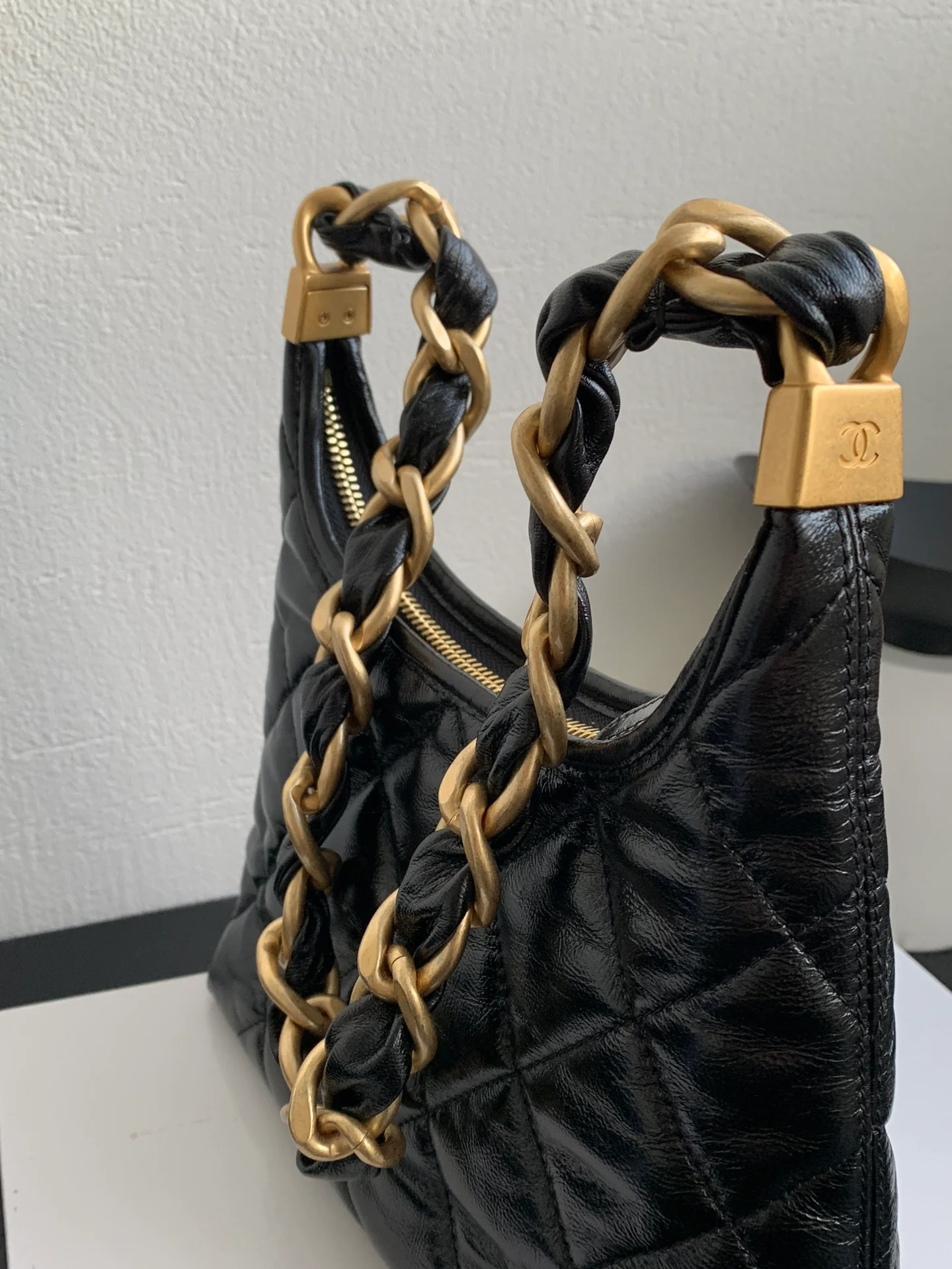 Сумка-хобо Chanel с массивной цепочкой на плечо - черная