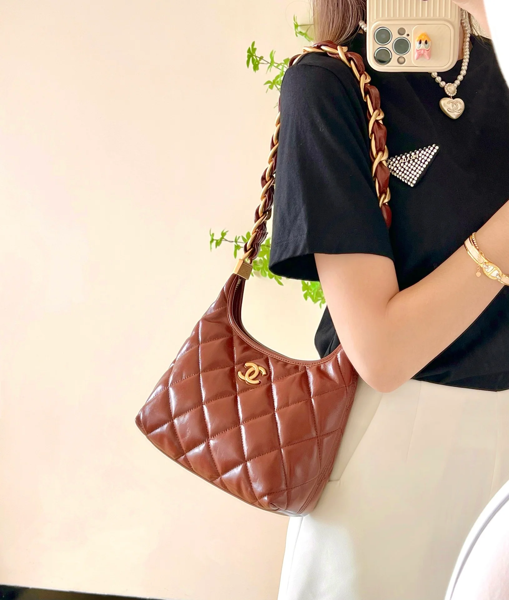 Сумка Chanel 24a Métiers d'Art из глянцевой овечьей кожи, маленькая, карамельного цвета.