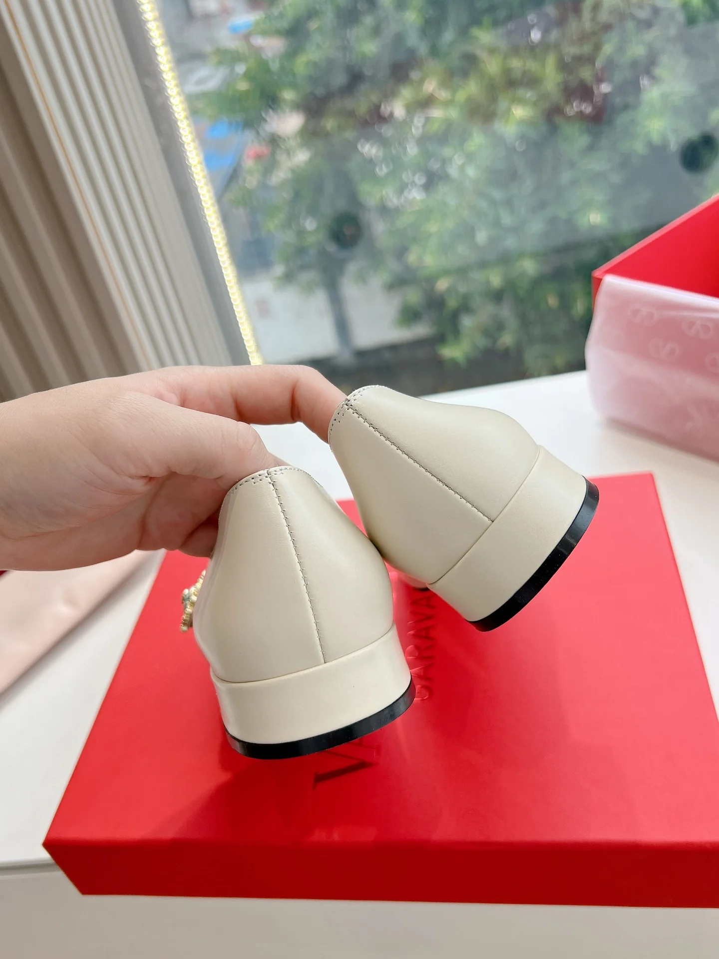 Туфли на низком каблуке с закругленным носком Valentino 2024 — белые.