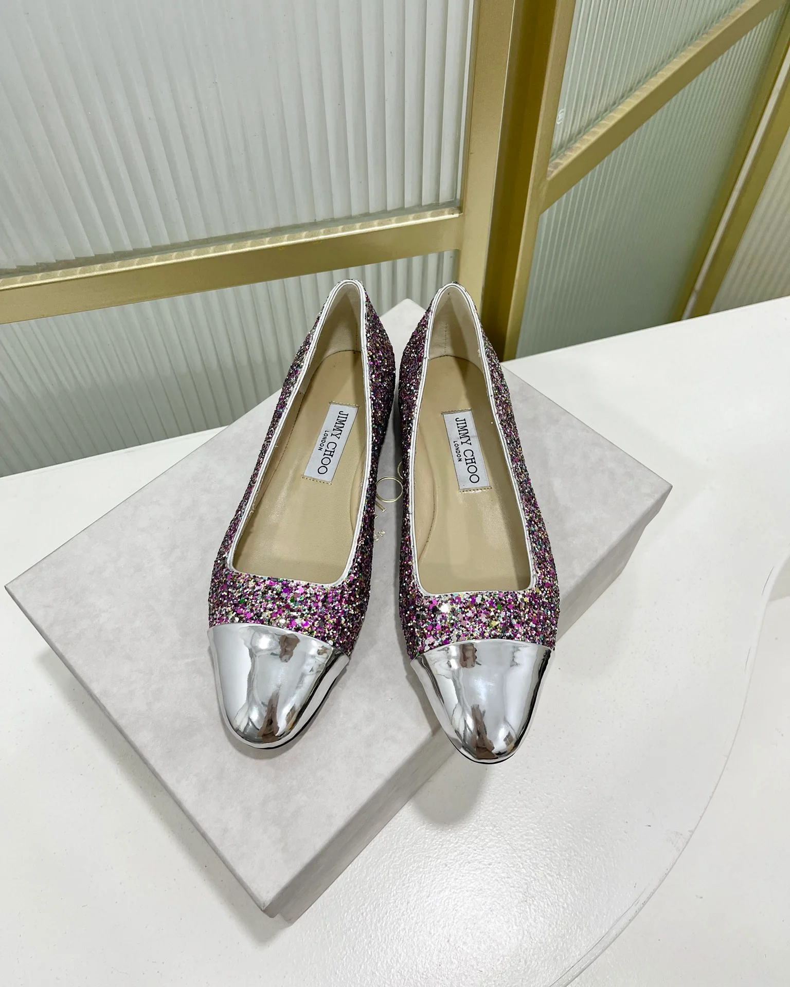 Jimmy - Новинка 2023 года - Туфли-балетки с рельефным рисунком - Блестящие цвета