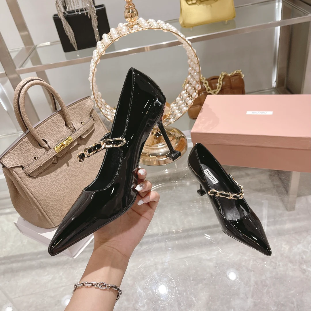 Новинка сезона осень/зима 2022 от Miu Miu - Туфли на каблуке с острым носком и разрезом - Черные