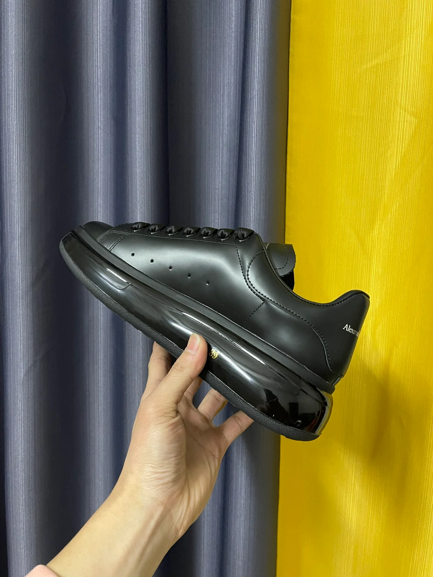 Классические белые кроссовки McQueen - унисекс - полностью из черной кожи с черной воздушной подушкой