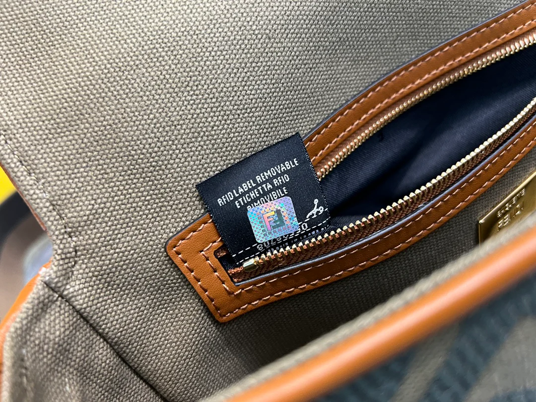 Сумка Fendi Baquette - вышивка из выстиранного денима.