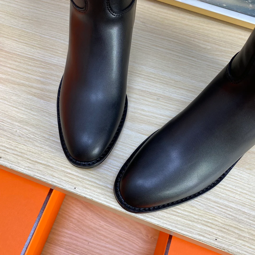 Новинка 2023 года от Hermes - высокие сапоги 3D - черные.