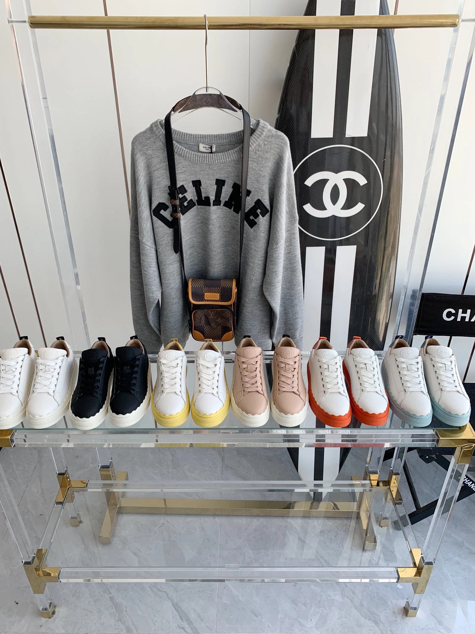 Коллекция белых кроссовок Chloe