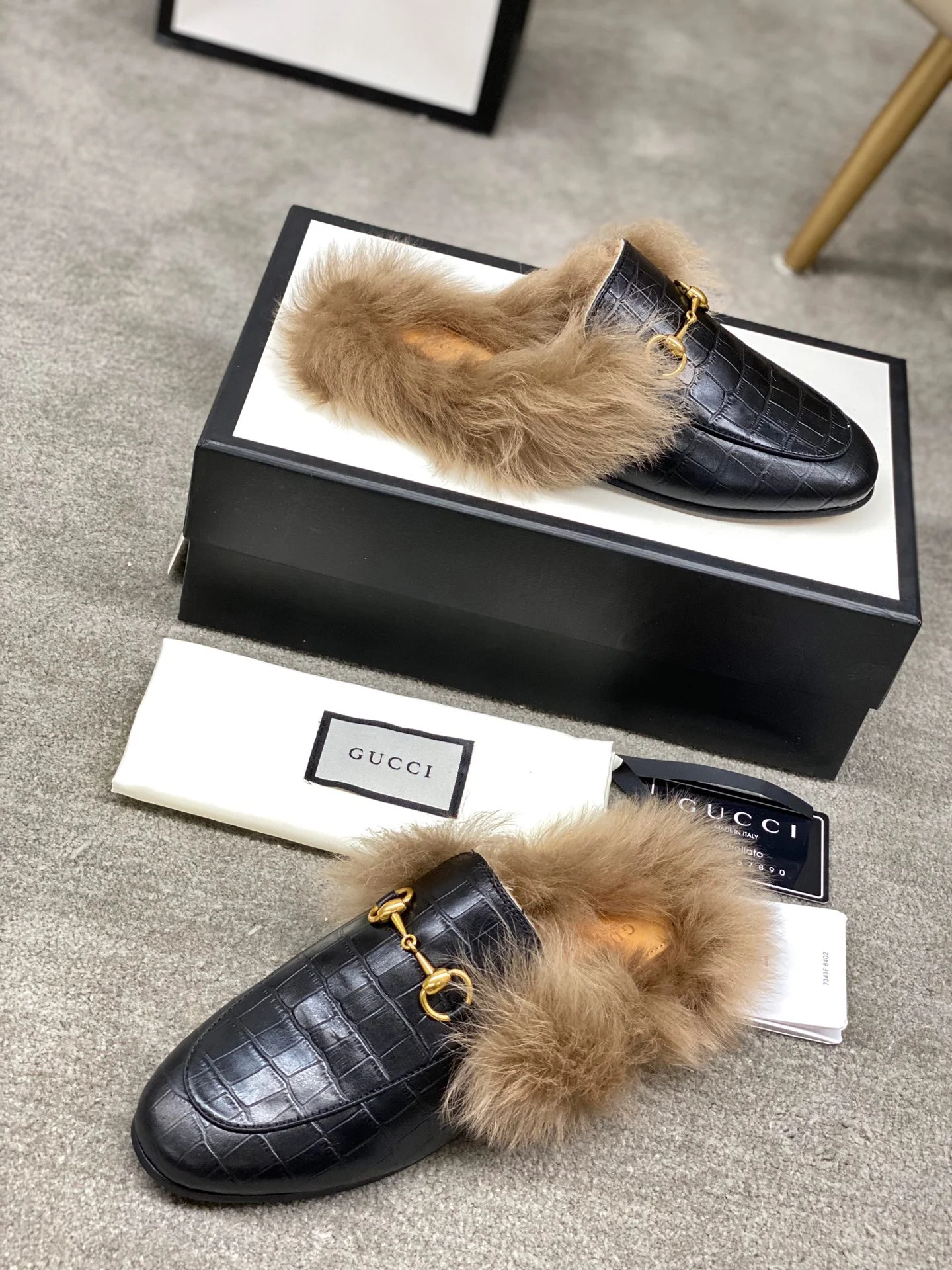 Бутик Gucci 2020 — Последние модели с подиума — Меховые тапочки — Черный с текстурой камня