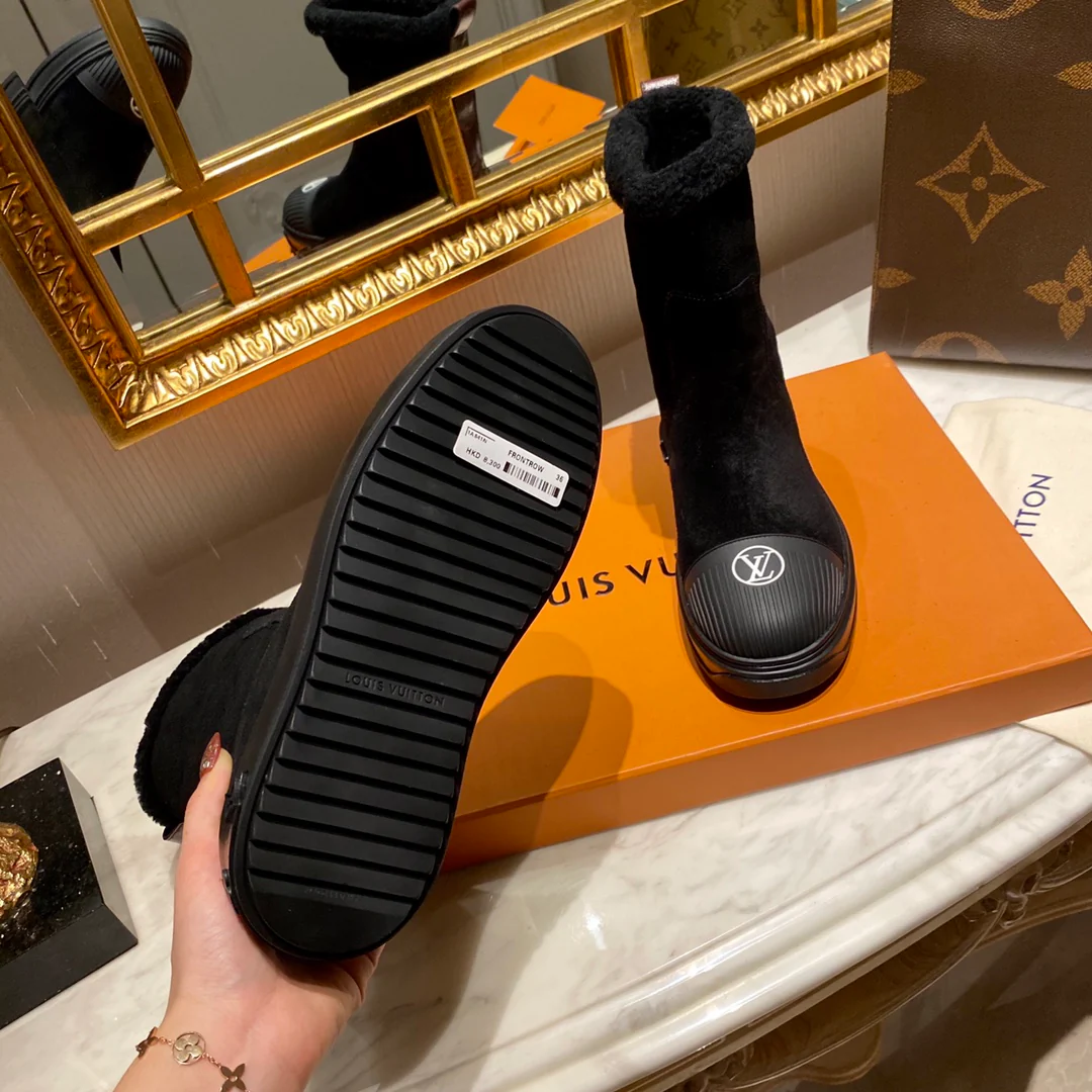 Обувь LV - сапоги LV до середины икры с внутренней подкладкой.