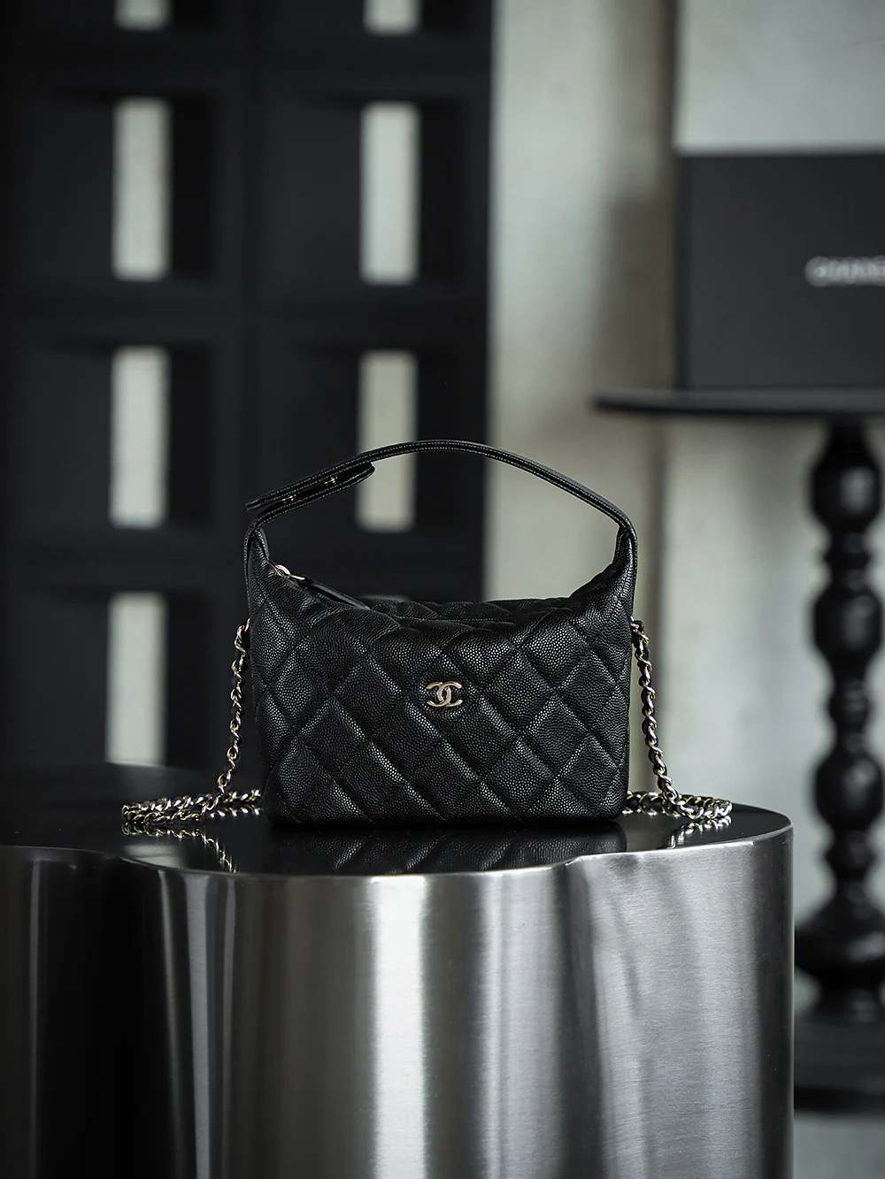 Chanel 25c - Средняя длина, телячья кожа - Сумка для ланча - Черная с золотой фурнитурой