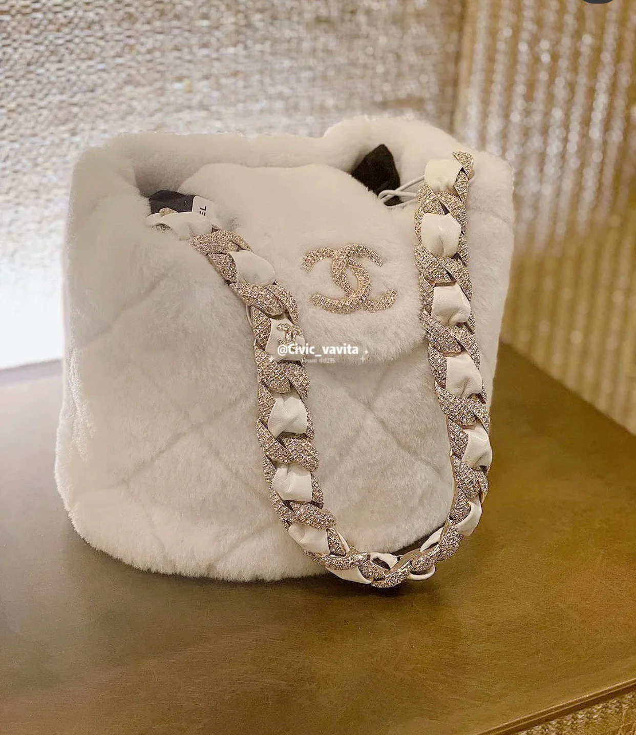 Сумка Chanel из овчины с цепочкой и бриллиантами - 1