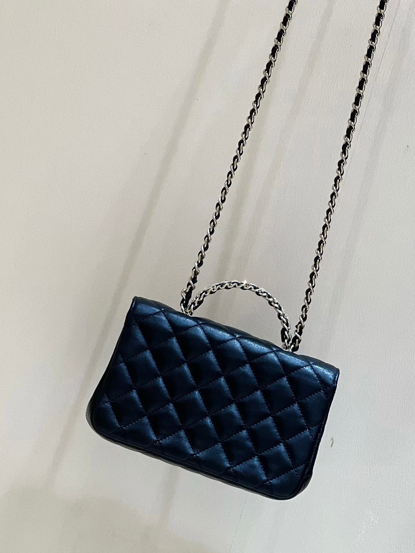 Ручка сумки Chanel 23a CF со стразами - черная