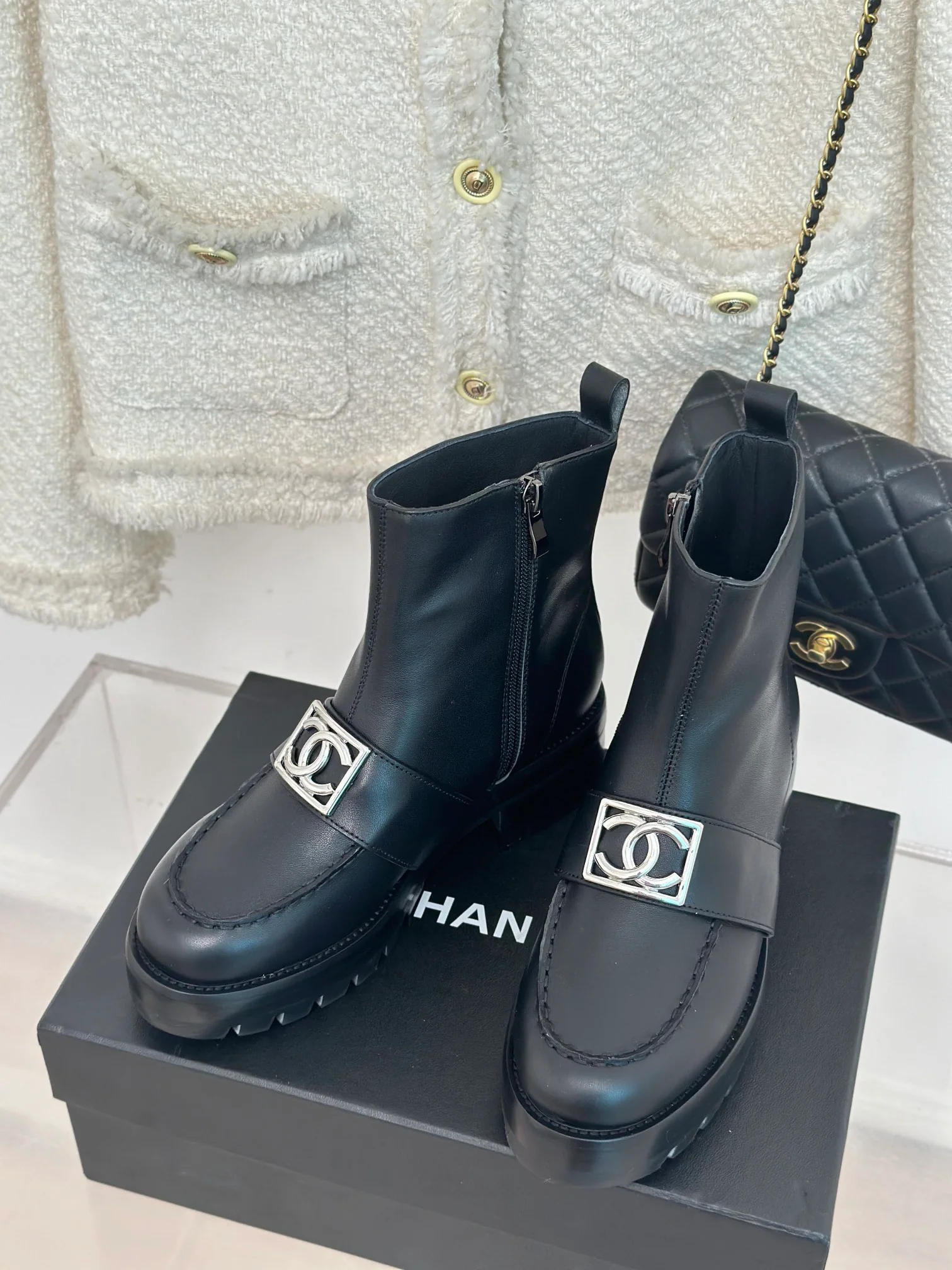 Новинка сезона осень/зима 2023 от Chanel - Ботильоны на массивном каблуке с квадратной пряжкой - Черные