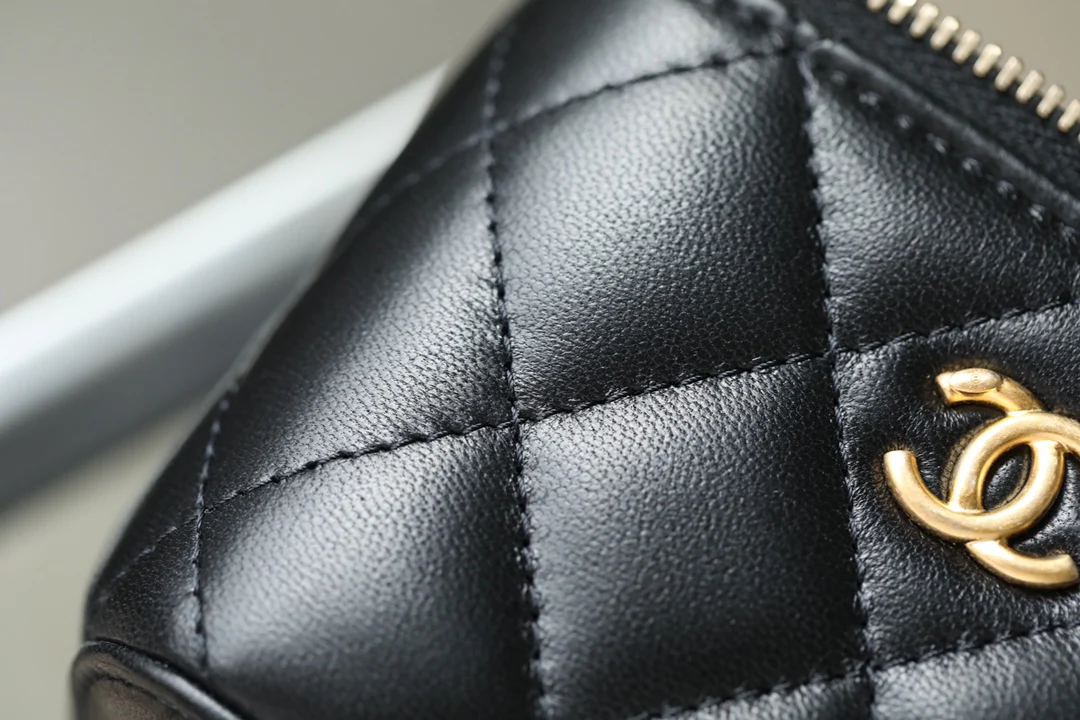 Chanel - Сумочка для помады 