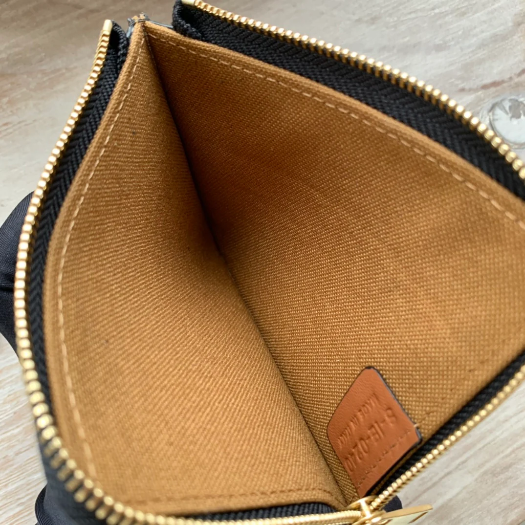 Карман на молнии из искусственной кожи Celine Triomphe и съемный держатель для карт из овечьей кожи