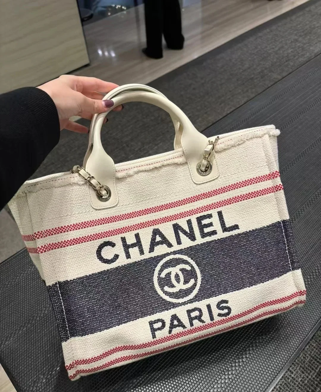 Пляжная сумка Chanel 25c, косметичка, красно-синяя.