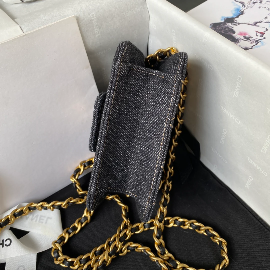 Коллекция Chanel Весна/Лето 2023 - Маленькая сумка 