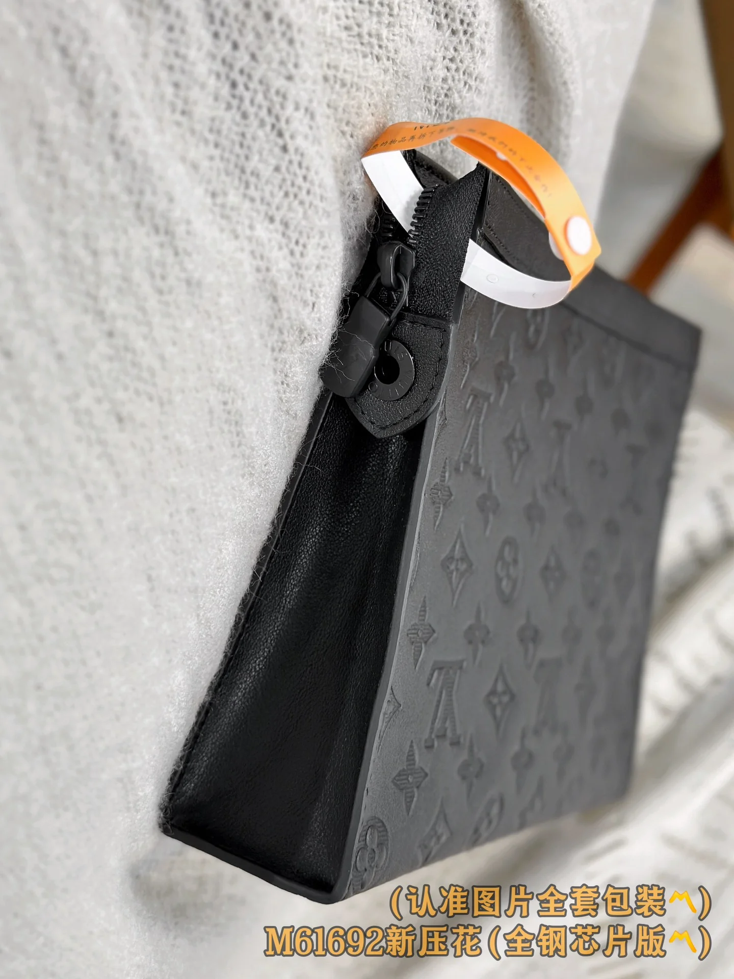 LV-m61692-pochette-to-go средняя сумка-черная-новый с тисненым рисунком