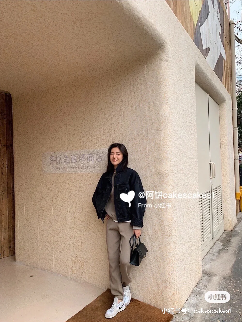 Сумка Balenciaga Hourglass — черная, из гладкой кожи, с золотой пряжкой — изображение опубликовано в сети.