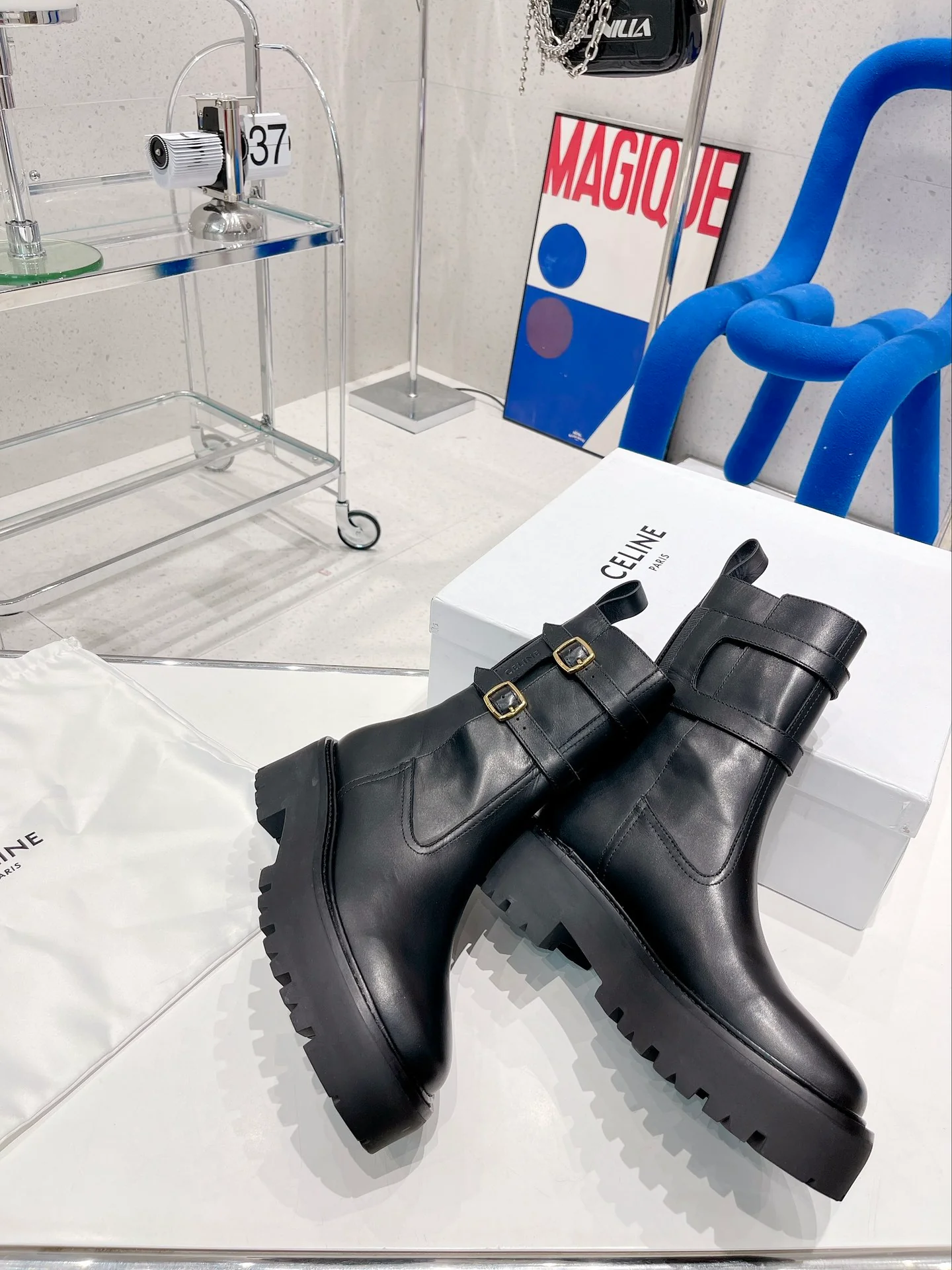 Новинка сезона осень/зима 2022 от Celine — ботинки с двойной кожаной пряжкой.