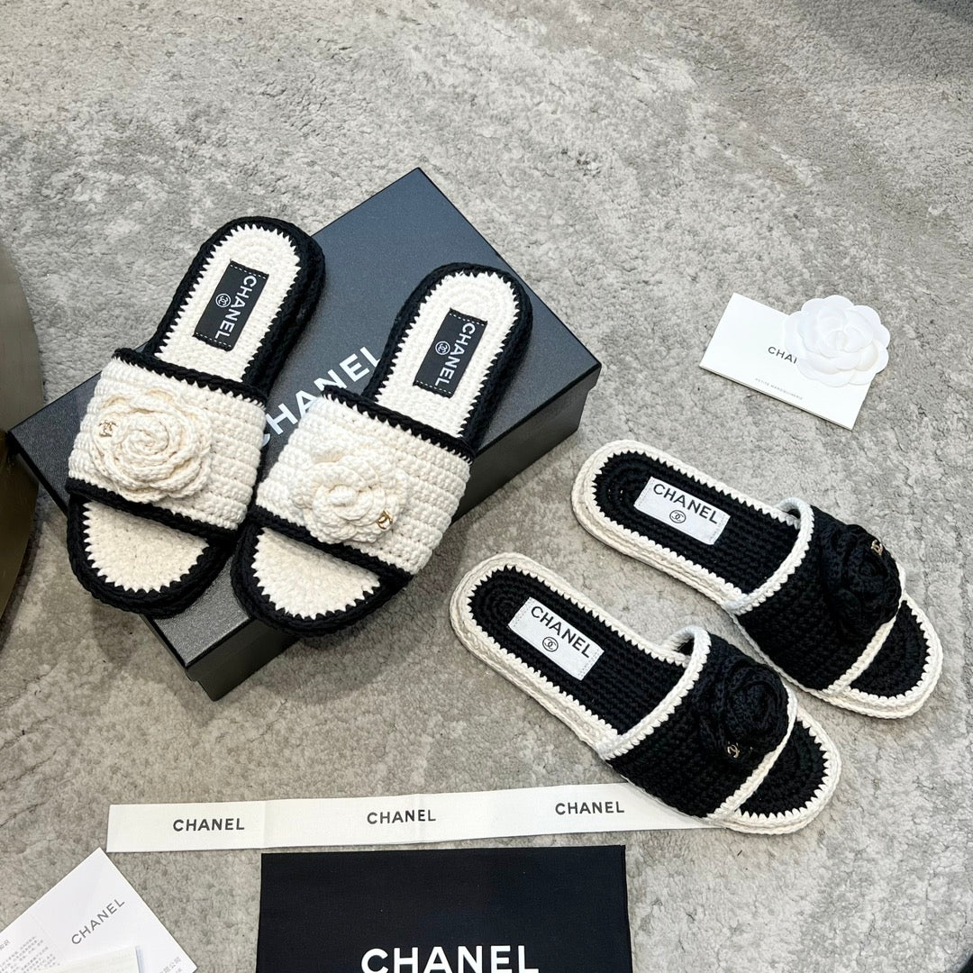 Новинка сезона весна/лето 2023 от Chanel - Плетеные тапочки с камелиями - Черные