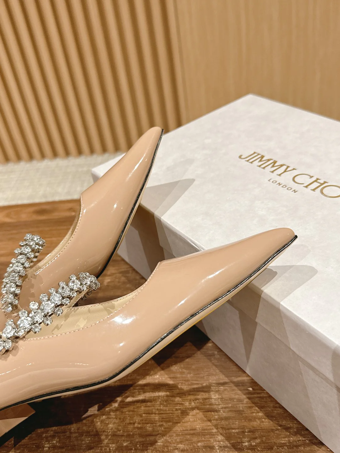 Туфли Jimmy Mary Jane в сочетании с розовым колье с одной лямкой, украшенным кристаллами.