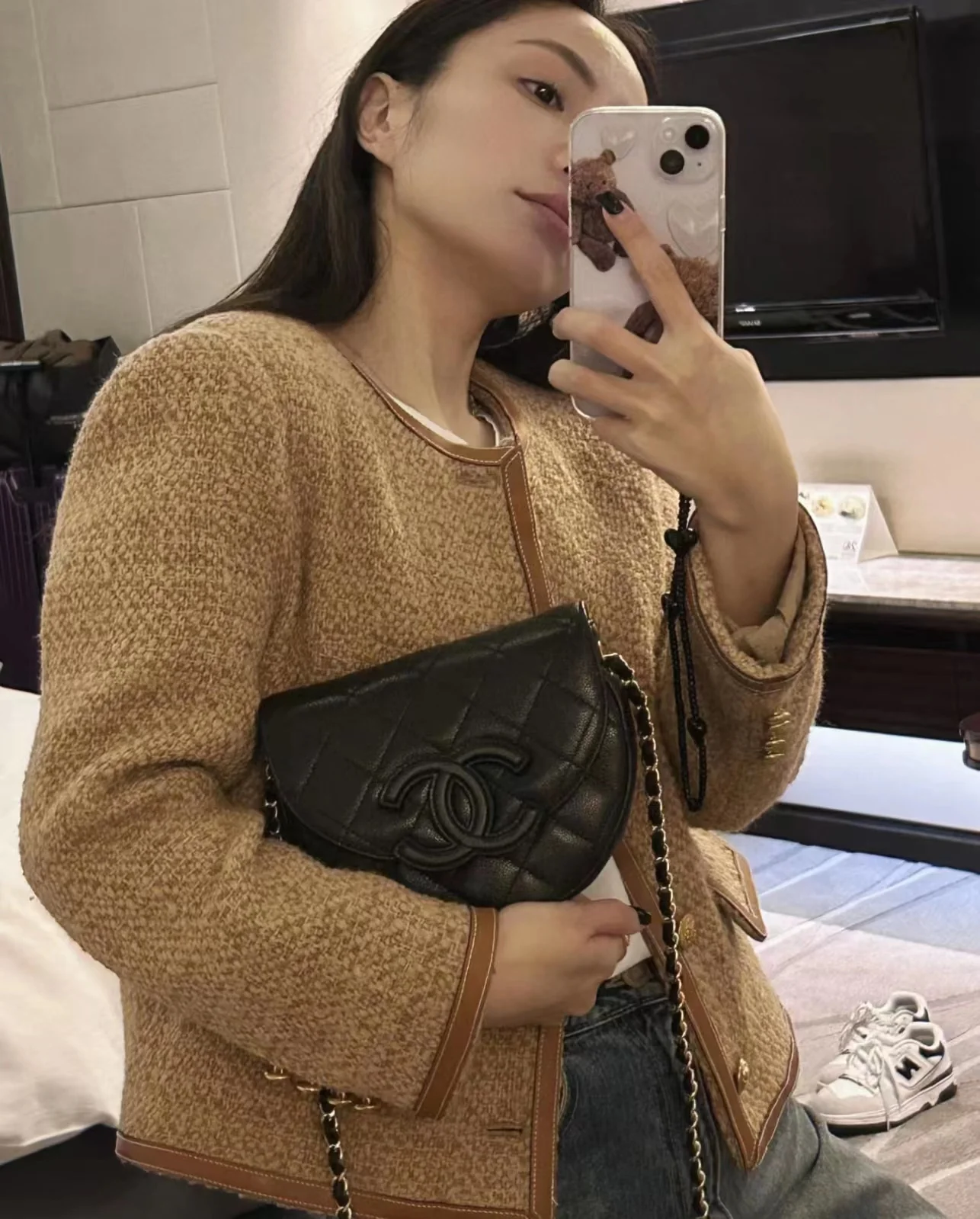 Новинка сезона весна/лето 2023 от Chanel - сумка Lychee Bull Saddle Bag - черная - на фото.