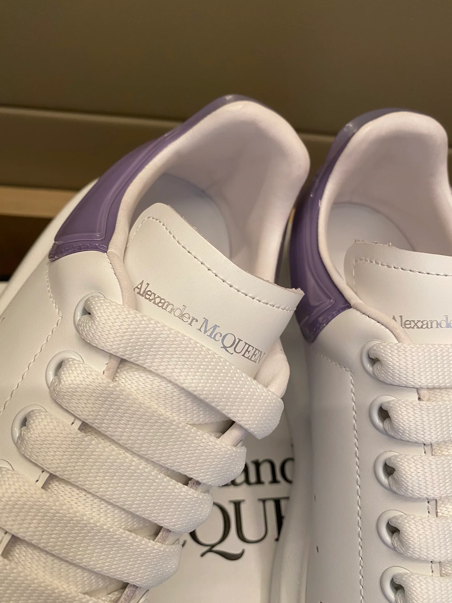 Классические белые кроссовки McQueen - на каблуке-резинке - фиолетовые