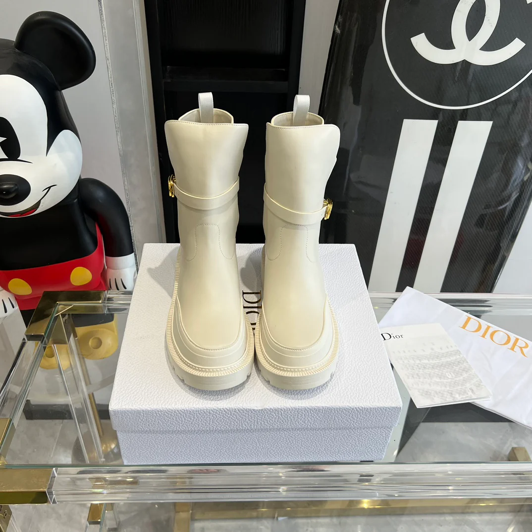 Ботильоны Dior CD с пряжкой и резиновым носком - белые