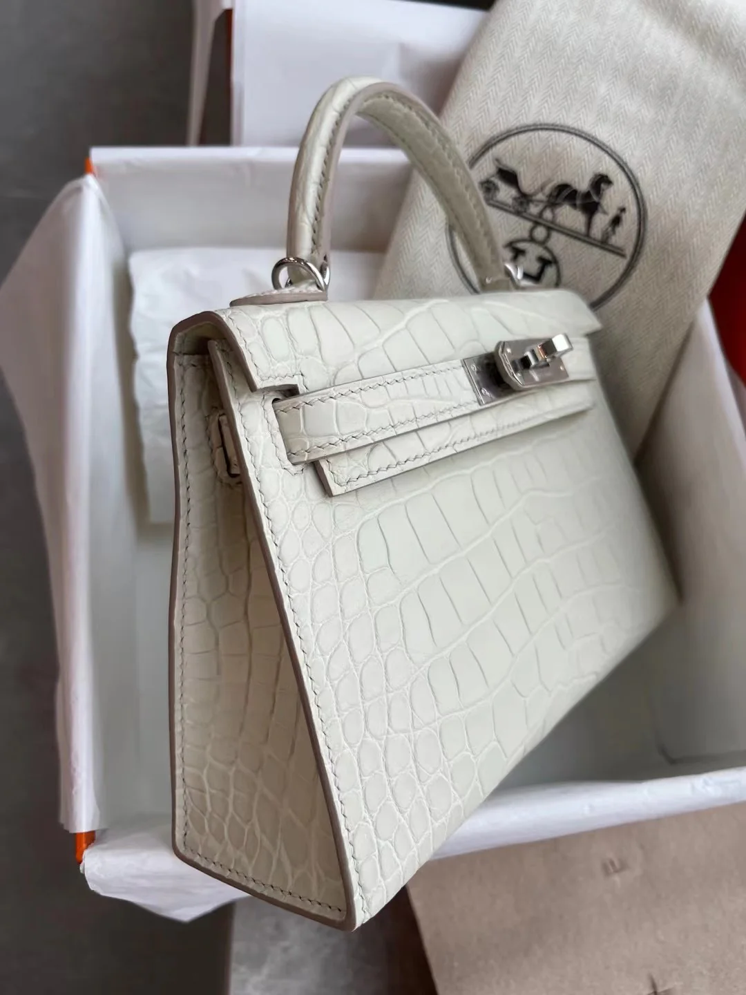 Сумка Hermes Kelly Mini 2nd Generation Matte Crocodile Glacier White 8L с серебряной пряжкой