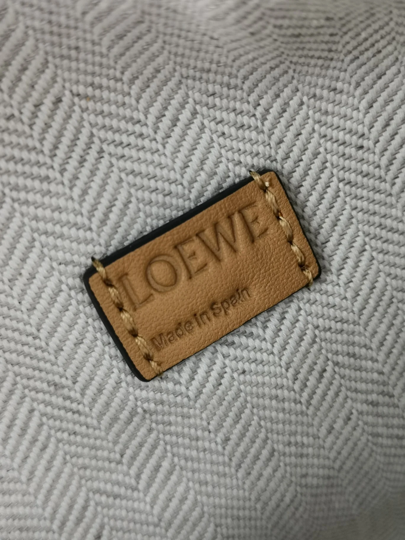 Мини-сумка Loewe Puzzle Bag из телячьей кожи - 17