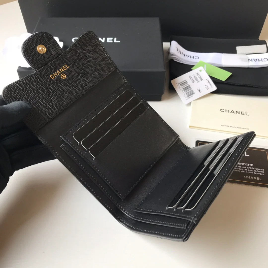 Трехсекционный кошелек Chanel - черная глянцевая кожа с золотой пряжкой