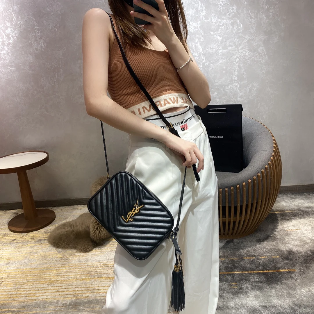 Фотосумка YSL Lou Bag — черная с золотой фурнитурой.