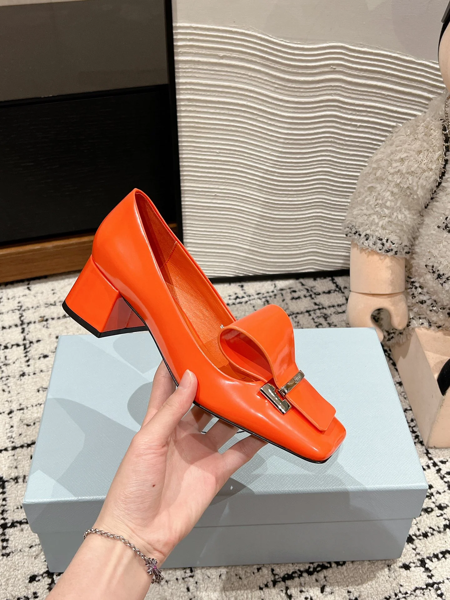 Туфли-мэри-джейн на массивном каблуке Prada 2024 года - оранжевые.