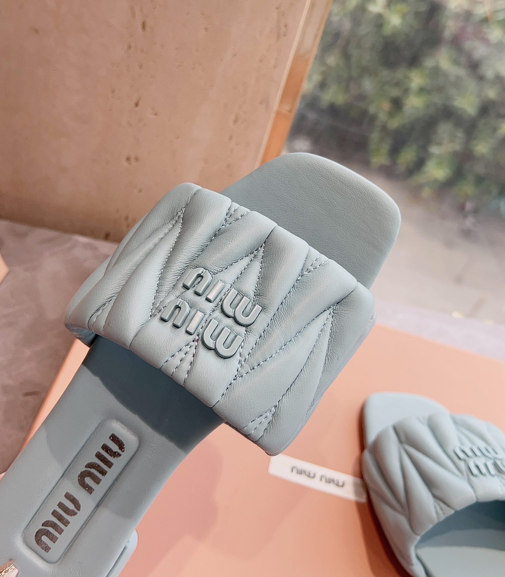 Новинка сезона весна/лето 2023 от Miu Miu - плоские тапочки из овечьей кожи - светло-серые.