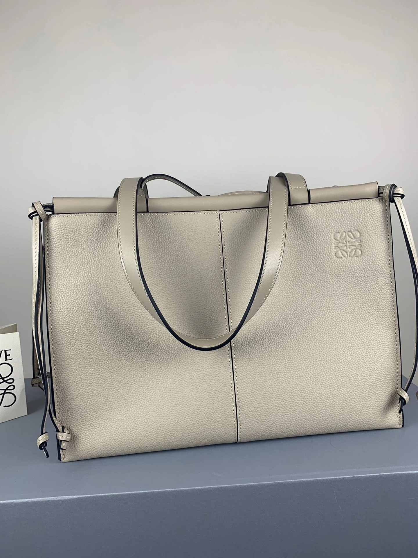 Сумка-тоут Loewe из телячьей кожи, белая.