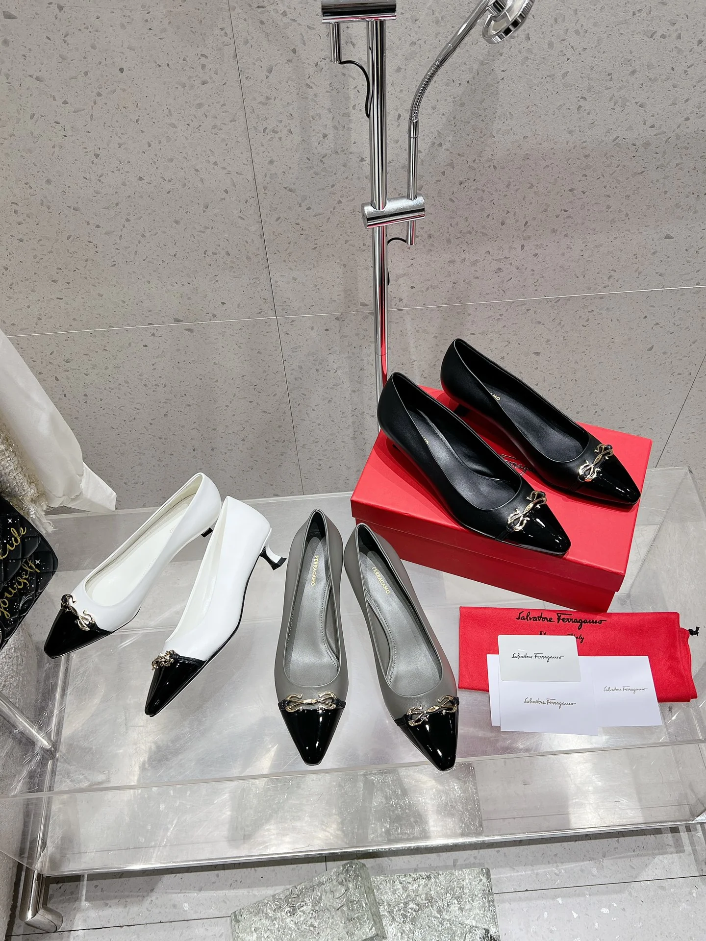 Salvatore Ferragamo - Тканевые пуговицы - Металлические пряжки - Изображение коллекции